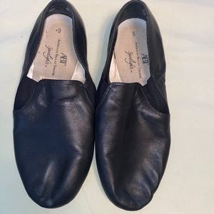 Gently used women’s jazz shoes!
